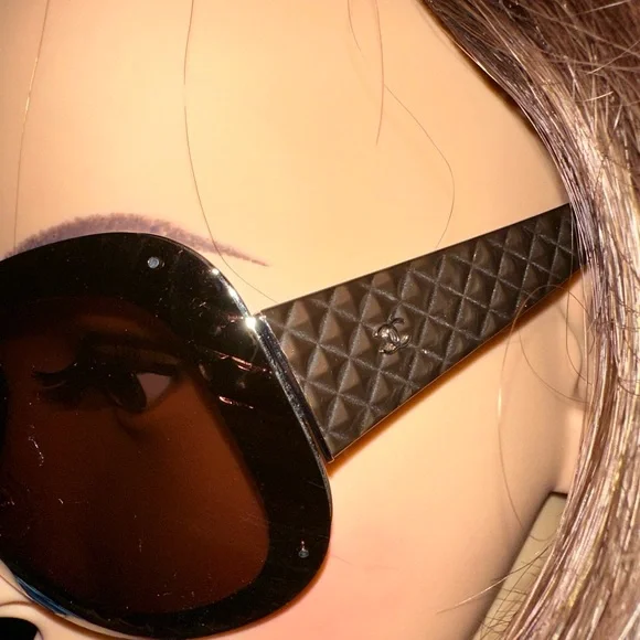 Beautiful Chanel Shield Interlocking Sunglasses is available  display picture 3